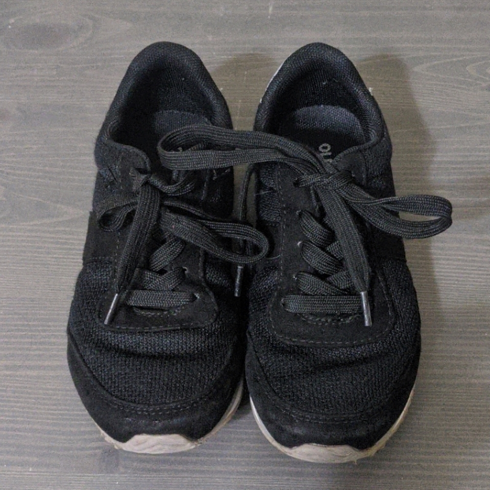 Boys old Navy running shoes size 13